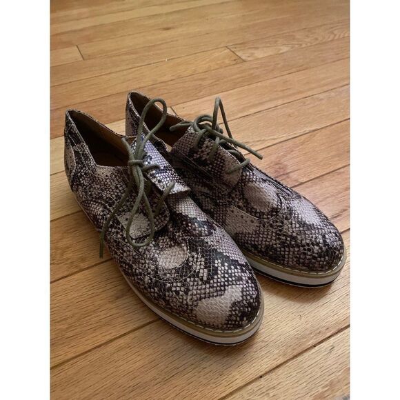 Shoedazzle, women's animal print laced up fashion sneakers size 9 - Picture 1 of 7